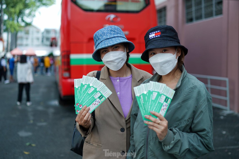 Người dân TPHCM xếp hàng 3 giờ để mua vé trận giao hữu Việt Nam-Afghanistan - Ảnh 10.