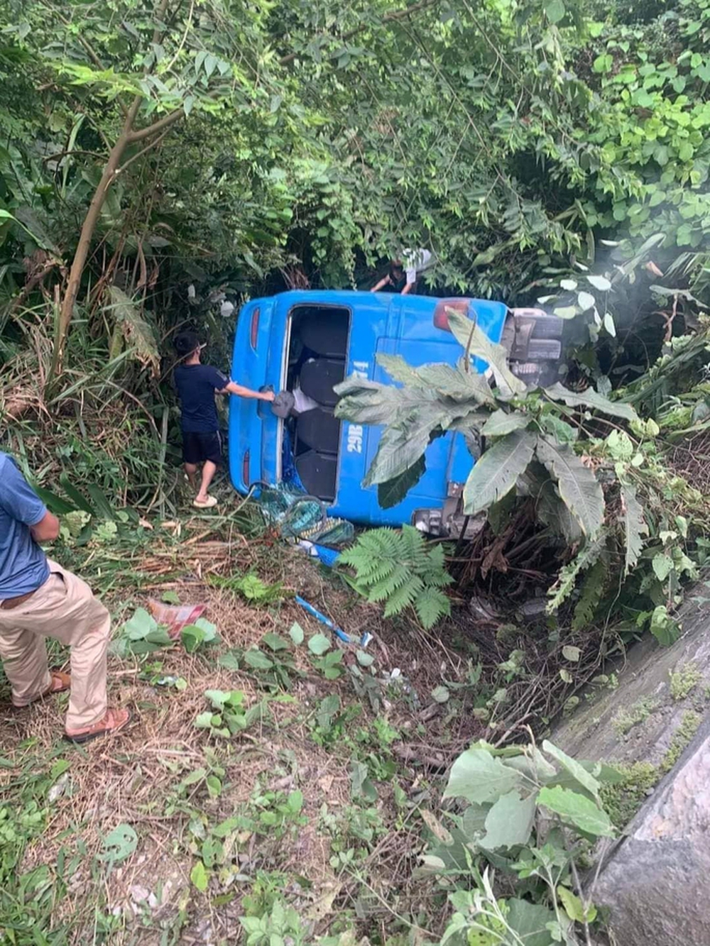 A passenger car carrying 30 people suddenly plunged into the sound bar in Tam Dao - Photo 1.