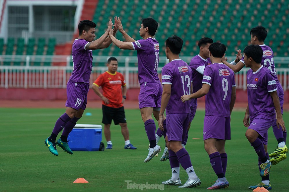 Đội tuyển Việt Nam có buổi tập đầu tiên trên sân Thống Nhất - Ảnh 8.