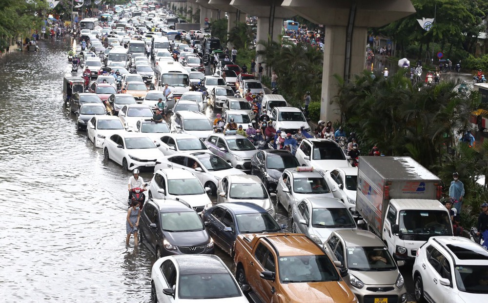Hà Nội: Mưa như trút khiến phố phường ngập lụt, xe cộ "bì bõm" lội trong nước