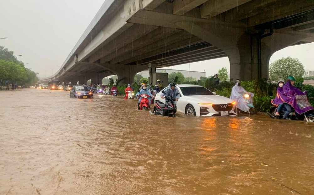 Hà Nội: Mưa như trút khiến phố phường ngập lụt, xe cộ bì bõm lội trong nước - Ảnh 1.