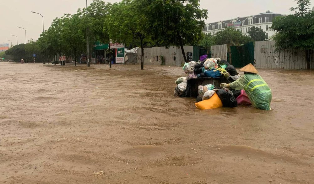 Hà Nội: Mưa như trút khiến phố phường ngập lụt, xe cộ bì bõm lội trong nước - Ảnh 2.