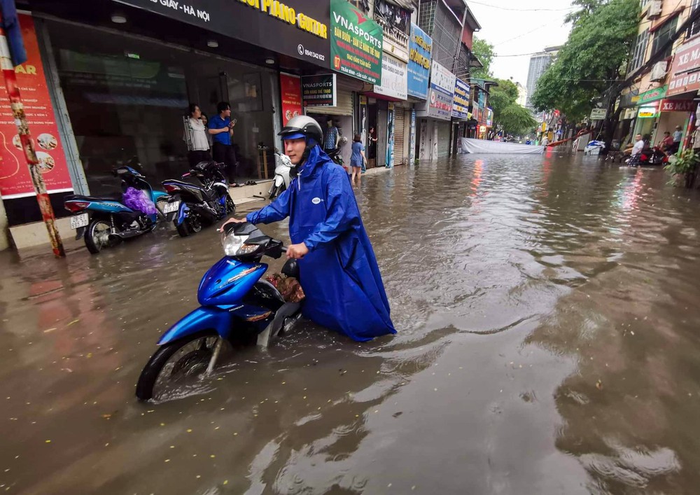 Hà Nội: Mưa như trút khiến phố phường ngập lụt, xe cộ bì bõm lội trong nước - Ảnh 2.