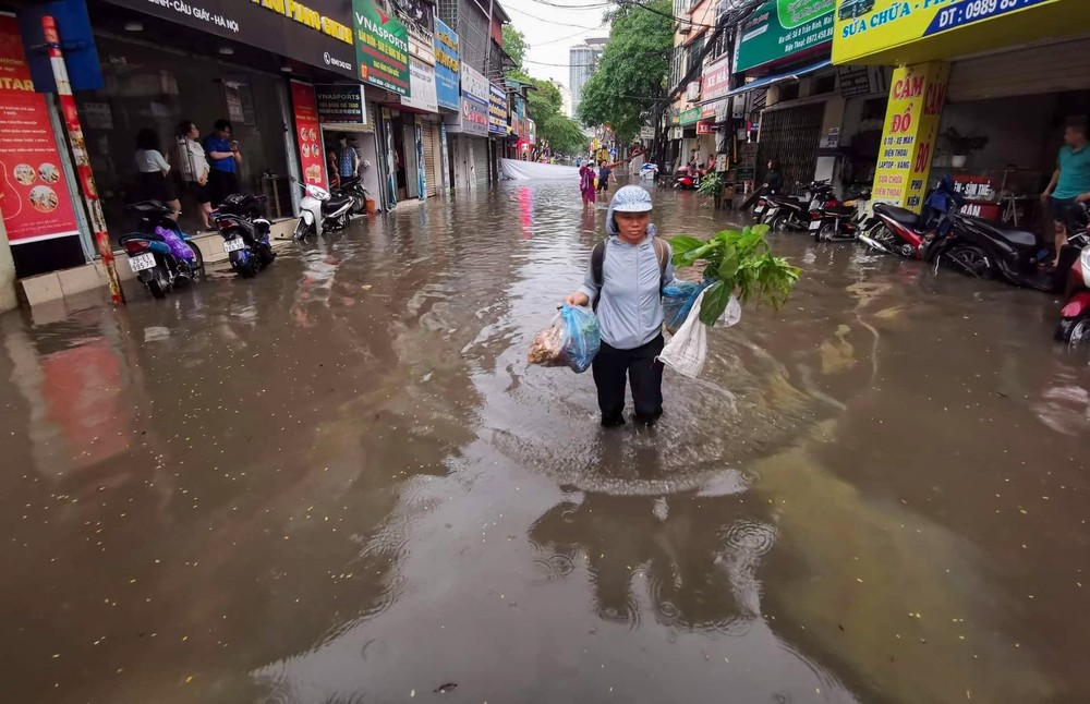Hà Nội: Mưa như trút khiến phố phường ngập lụt, xe cộ bì bõm lội trong nước - Ảnh 1.