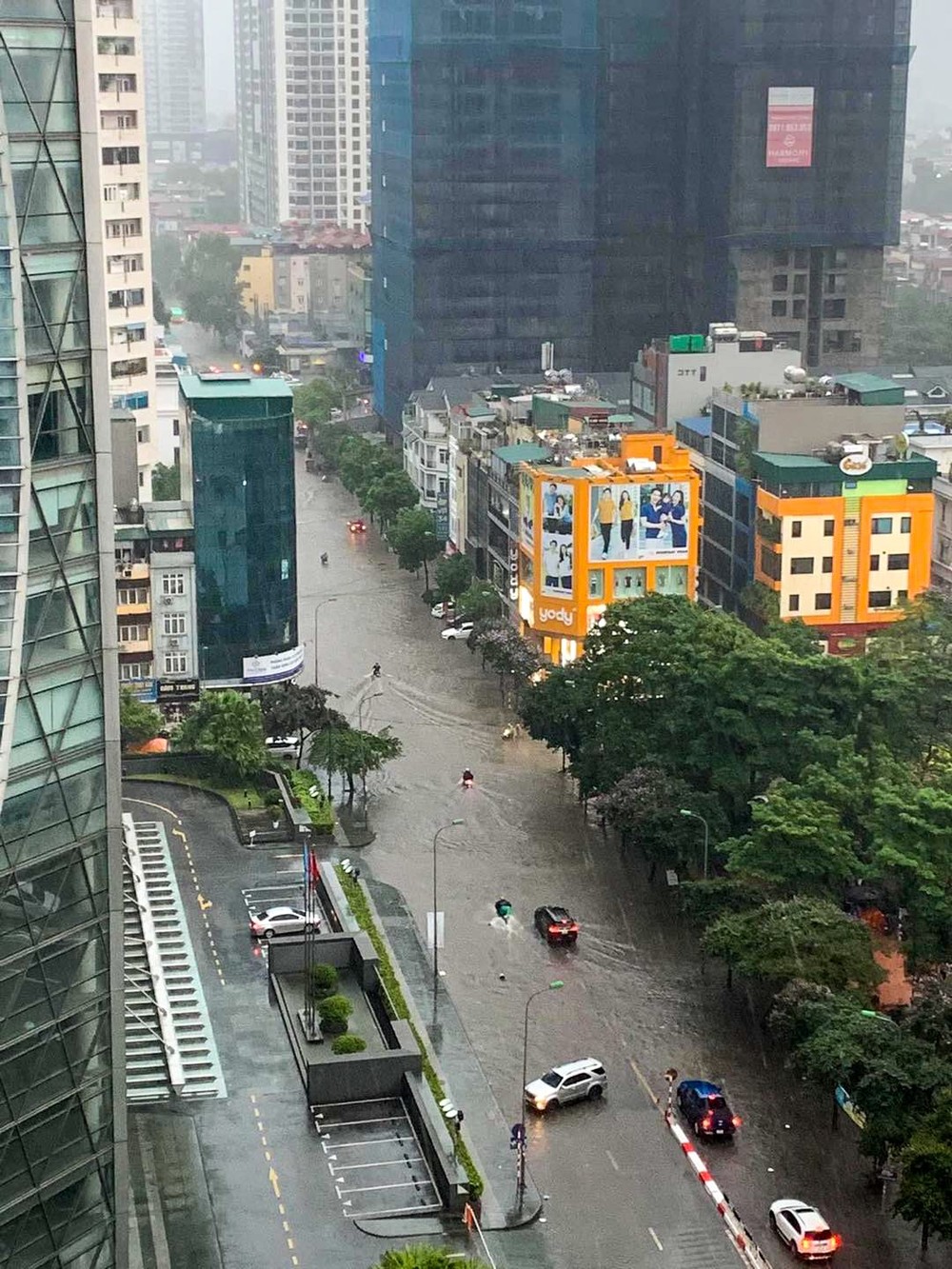 Hà Nội: Mưa như trút khiến phố phường ngập lụt, xe cộ bì bõm lội trong nước - Ảnh 1.