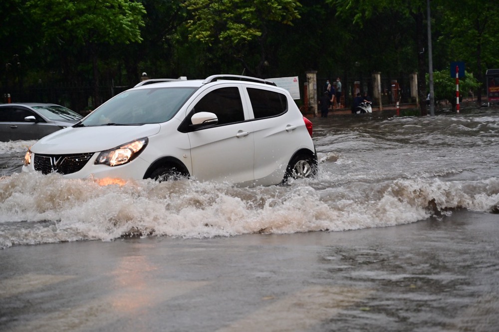 Hà Nội: Mưa như trút khiến phố phường ngập lụt, xe cộ bì bõm lội trong nước - Ảnh 1.