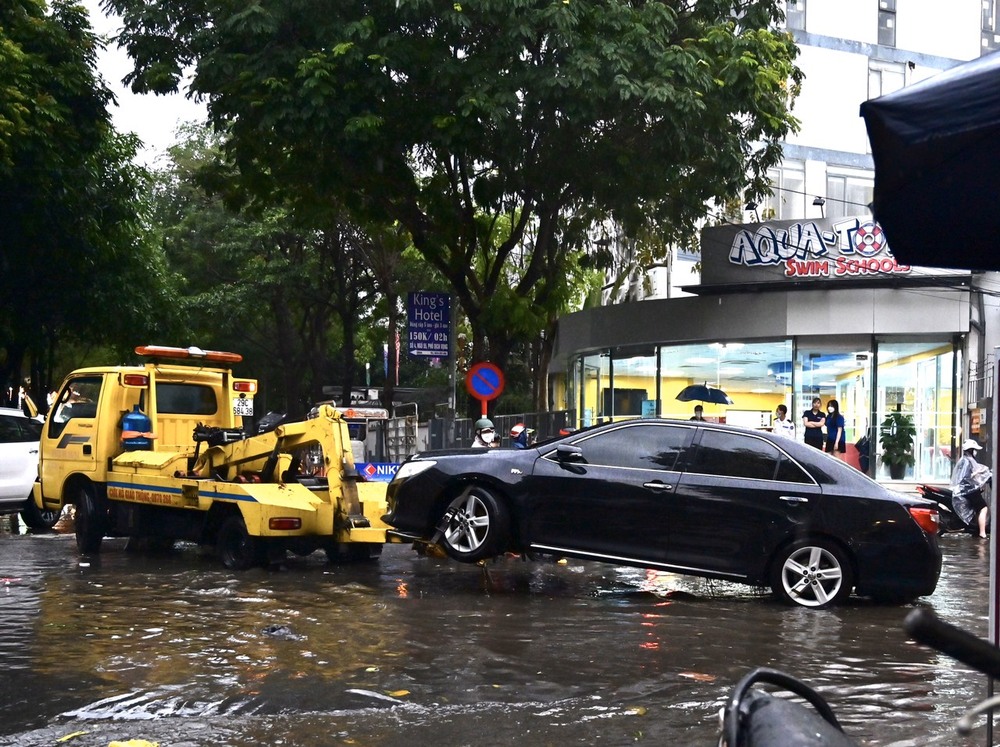 Hà Nội: Mưa như trút khiến phố phường ngập lụt, xe cộ bì bõm lội trong nước - Ảnh 1.