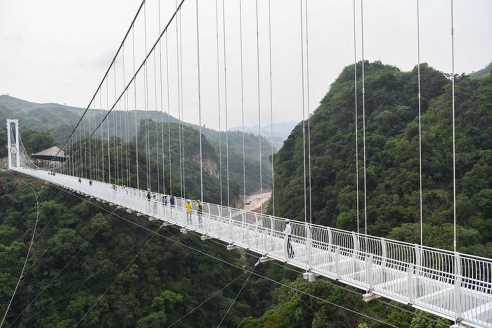 Nhiều báo nước ngoài đưa tin về trải nghiệm tuyệt vời tại cầu kính dài kỷ lục ở Việt Nam - Ảnh 5.