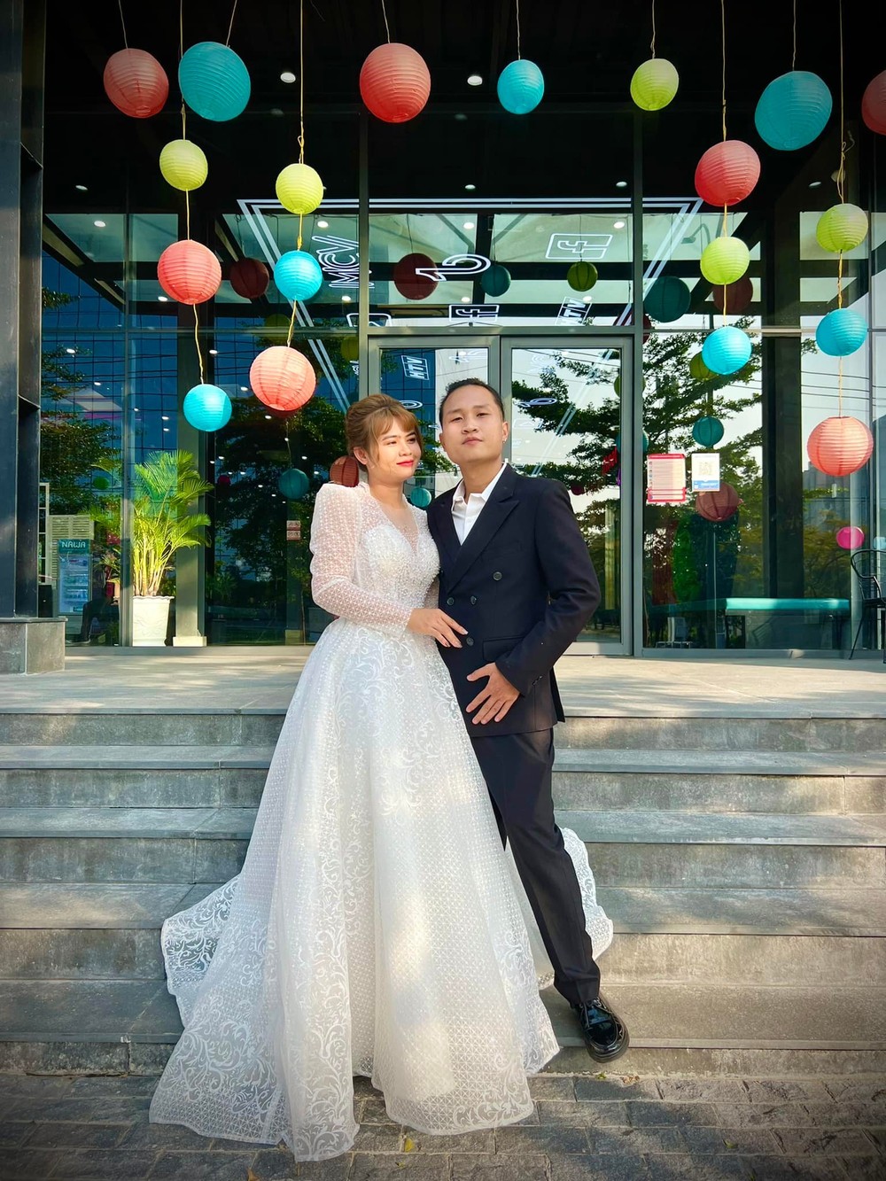Cưới gái 18 trẻ đẹp, chàng xấu trai làm vợ nổi đóa vì ý định: Đủ kinh tế sẽ lấy thêm vợ - Ảnh 1.