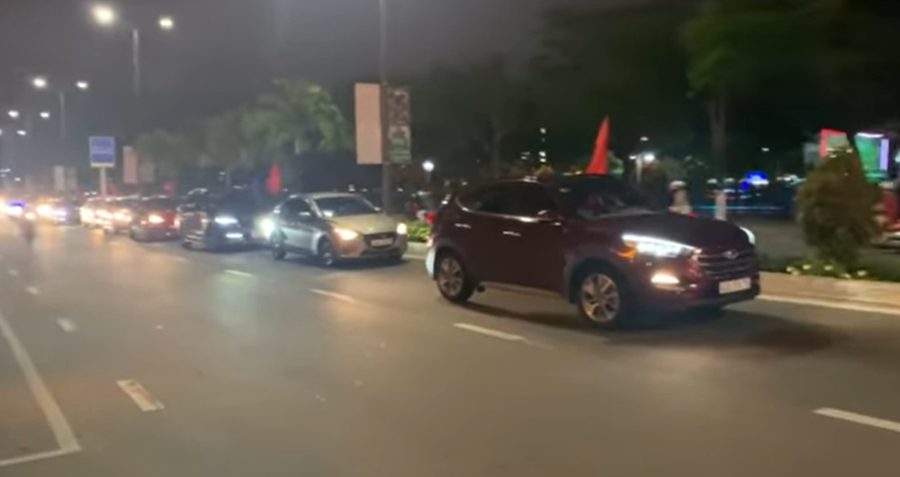 Da Nang specialties: Cars in long queues still do not rush to occupy the empty motorbike lane, netizens argue that Hanoi can do it?  - Photo 2.