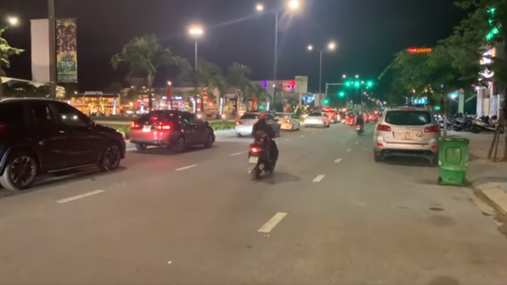 Da Nang specialties: Cars in long queues still do not rush to occupy the empty motorbike lane, netizens argue that Hanoi can do it?  - Photo 3.