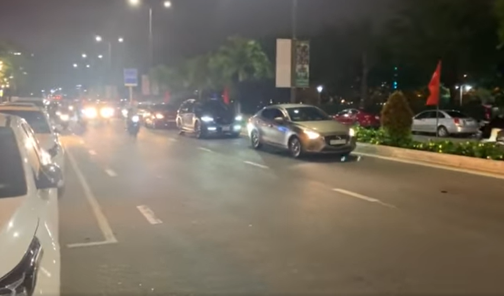 Da Nang specialties: Cars in long queues still do not rush to occupy the empty motorbike lane, netizens argue that Hanoi can do it?  - Photo 4.