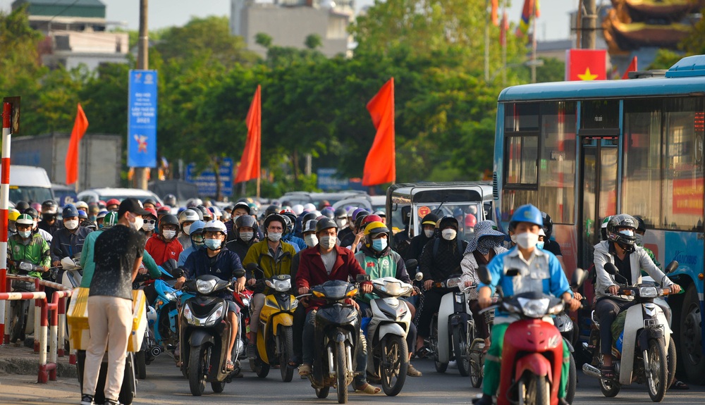 Ngày cuối nghỉ lễ, người dân khắp nơi lỉnh kỉnh đồ đạc trở về Hà Nội - Ảnh 1.