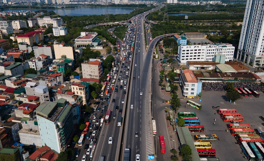 Ngày cuối nghỉ lễ, người dân khắp nơi lỉnh kỉnh đồ đạc trở về Hà Nội - Ảnh 5.