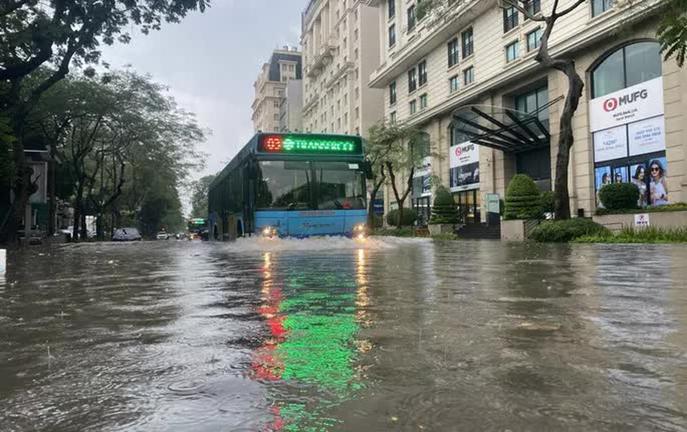 Nguyên nhân mưa lớn gây ngập kỷ lục ở Hà Nội trong vòng 36 năm qua - Ảnh 1.