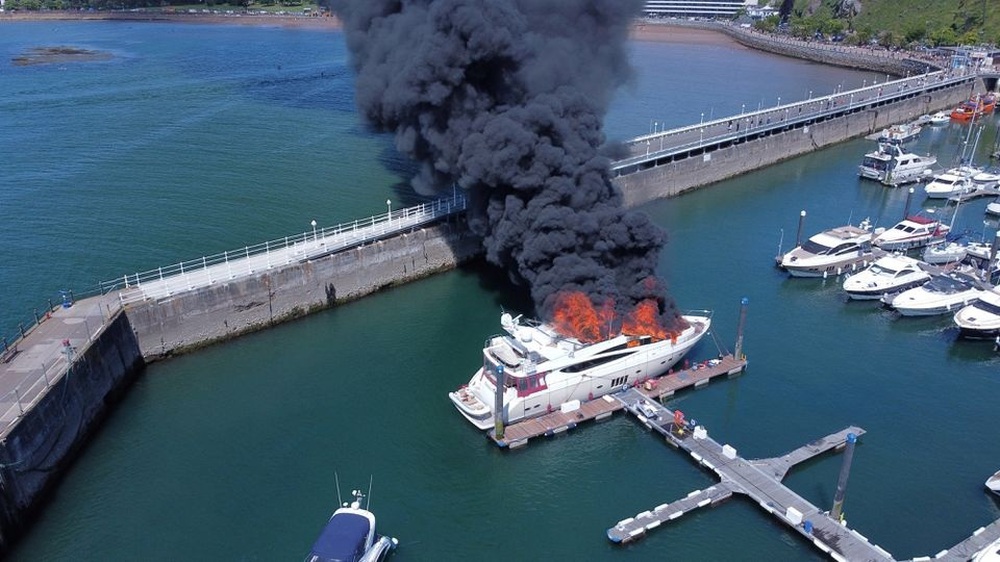 Siêu du thuyền bốc cháy ngùn ngụt, 7,5 triệu USD tiêu tan theo làn khói - Ảnh 1.