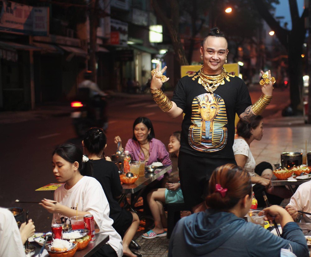 Chủ quán chân gà đeo gần 100 lượng vàng trên người: Ngủ vẫn đeo, đi xa có người bảo vệ - Ảnh 5.