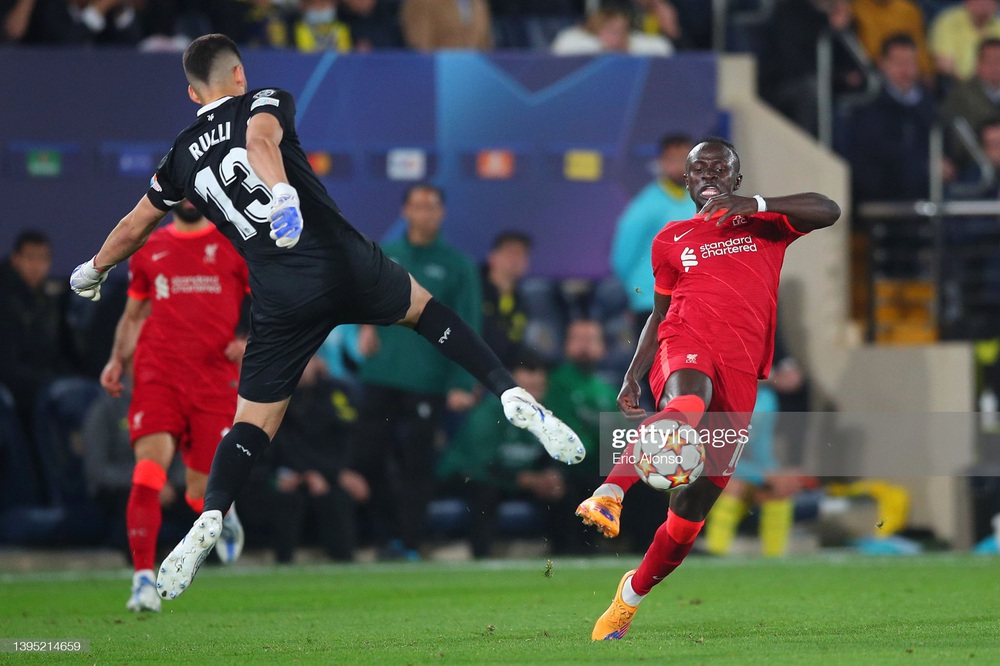 Receiving 2 stunning blows, Liverpool escaped spectacularly thanks to the gift of Argentina - Photo 4.