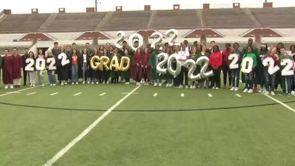 The special school has 35 pairs of twins, 1 set of triplets graduated together - Photo 1.