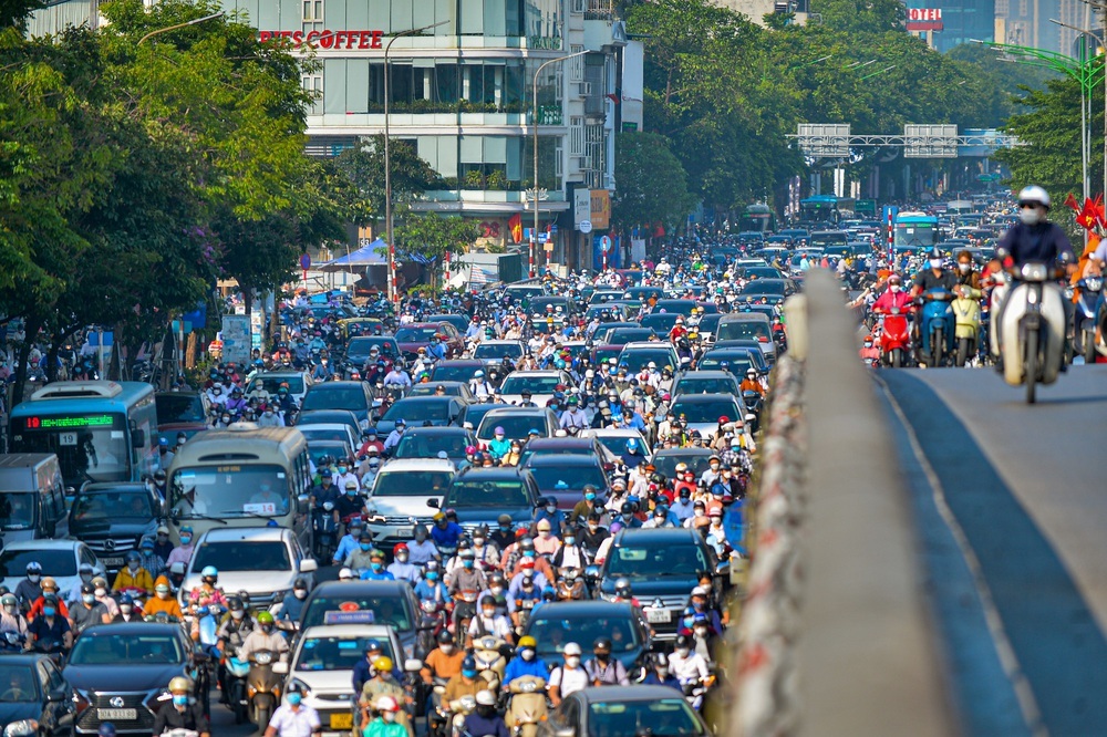 Ảnh: Đường phố Hà Nội ùn tắc nghiêm trọng sau kỳ nghỉ lễ, người đi bộ phải né các phương tiện trên vỉa hè - Ảnh 14.