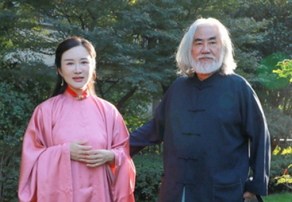 Điều ít biết về hôn nhân của “ông trùm” kiếm hiệp Trương Kỷ Trung bên bà xã kém 31 tuổi - Ảnh 1.