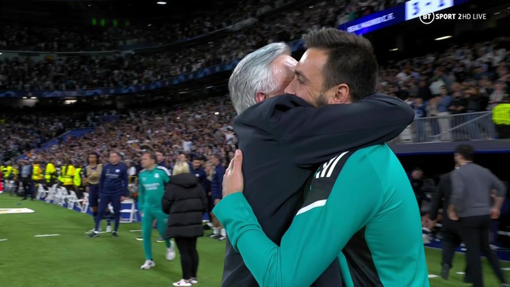 Ancelotti khóc và ôm con trai sau màn lội ngược dòng không tưởng của Real - Ảnh 2.