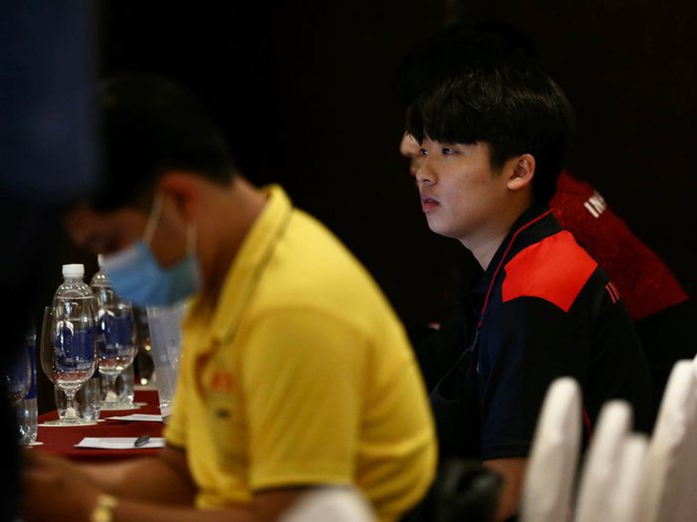 Trợ l&yacute; U23 Indonesia theo s&aacute;t buổi họp b&aacute;o của HLV Park Hang-seo - Ảnh 2.