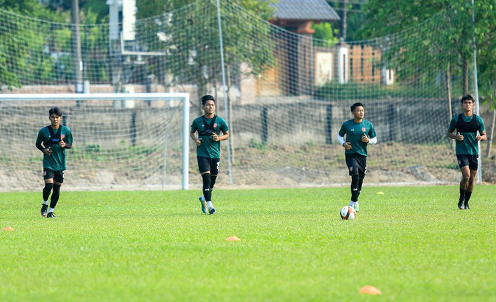 U23 Myanmar bất ngờ đổi giờ tập, được bảo vệ bởi lực lượng an ninh hùng hậu - Ảnh 1.