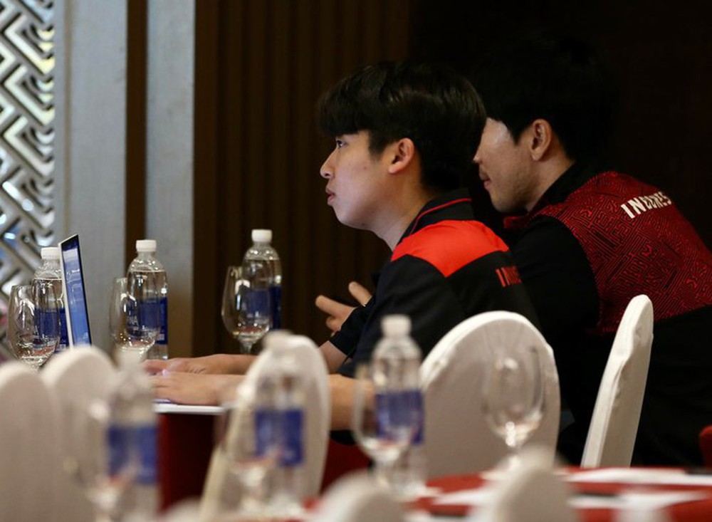 Trợ l&yacute; U23 Indonesia theo s&aacute;t buổi họp b&aacute;o của HLV Park Hang-seo - Ảnh 3.