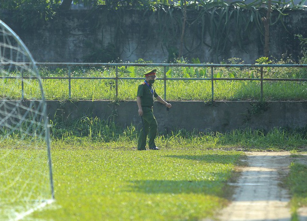 U23 Myanmar bất ngờ đổi giờ tập, được bảo vệ bởi lực lượng an ninh hùng hậu - Ảnh 3.