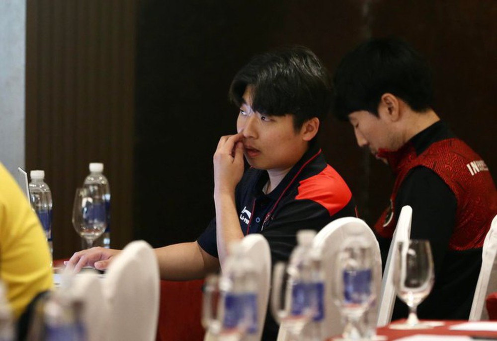 Trợ l&yacute; U23 Indonesia theo s&aacute;t buổi họp b&aacute;o của HLV Park Hang-seo - Ảnh 4.