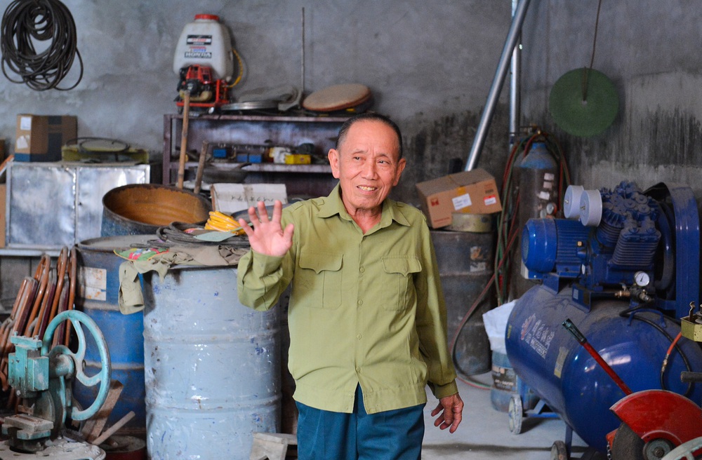 Meet a man with 11 wives, once a giant in Hanoi: Using 10 phones with 20 sim cards - Photo 5. Meet a man with 11 wives, once a giant in Hanoi: Using 10 phones with 20 sim cards - Photo 5.