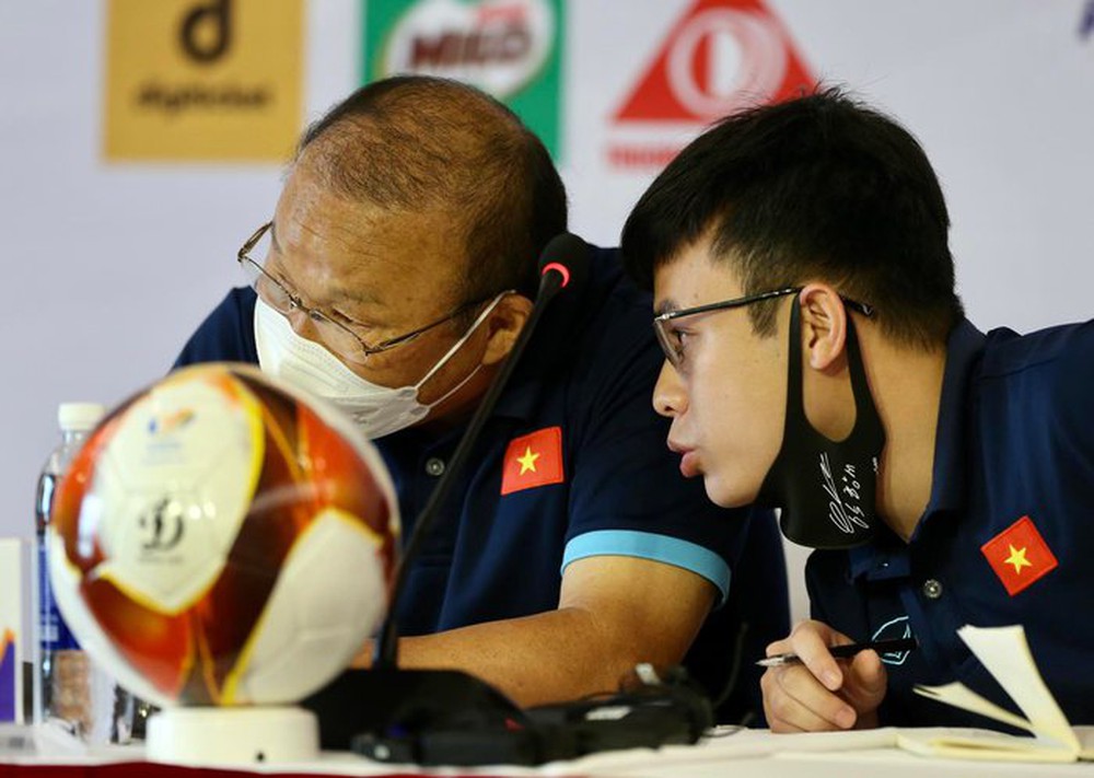 Trợ l&yacute; U23 Indonesia theo s&aacute;t buổi họp b&aacute;o của HLV Park Hang-seo - Ảnh 6.