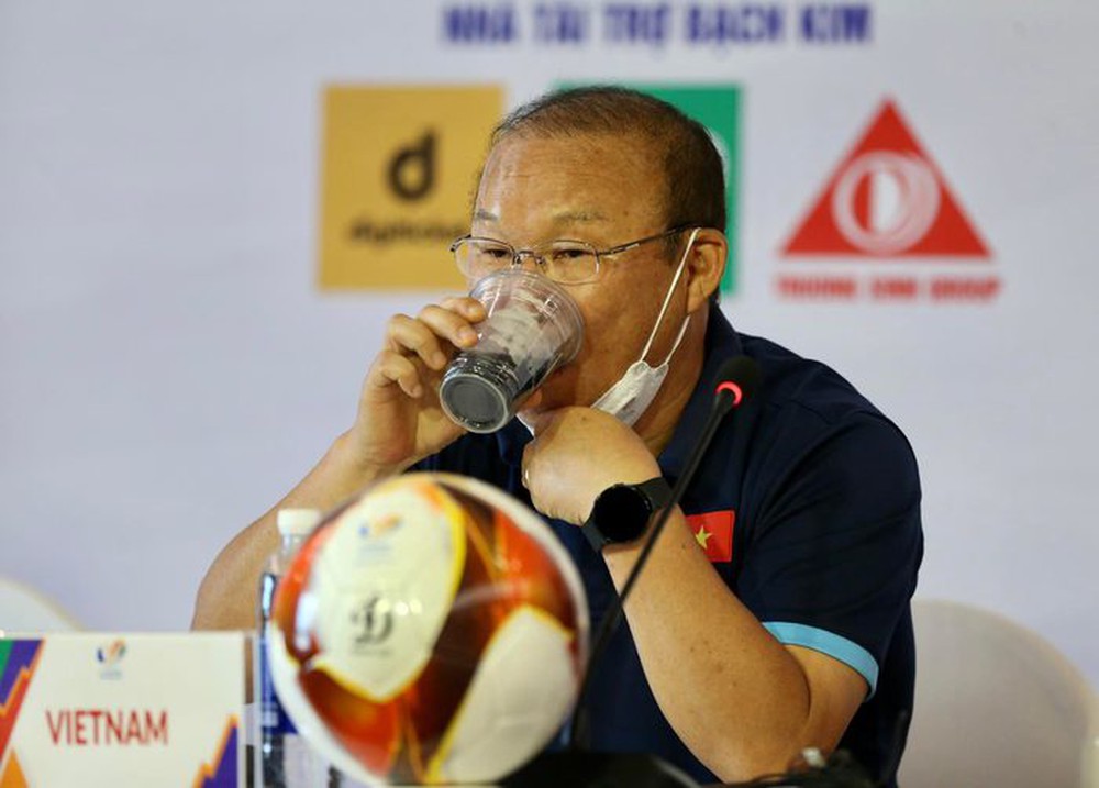 Trợ l&yacute; U23 Indonesia theo s&aacute;t buổi họp b&aacute;o của HLV Park Hang-seo - Ảnh 7.