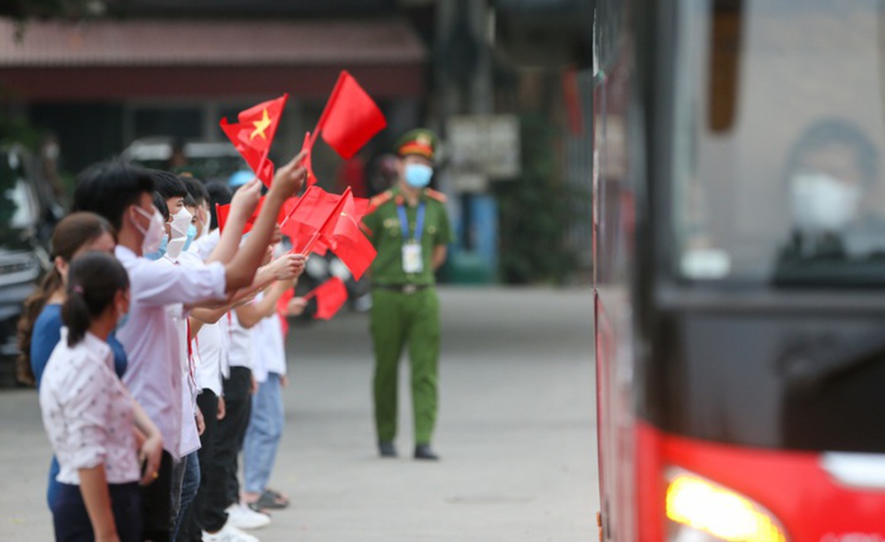 Người dân Phú Thọ trèo tường xem U23 Indonesia tập, chào đón theo cách đặc biệt - Ảnh 9.