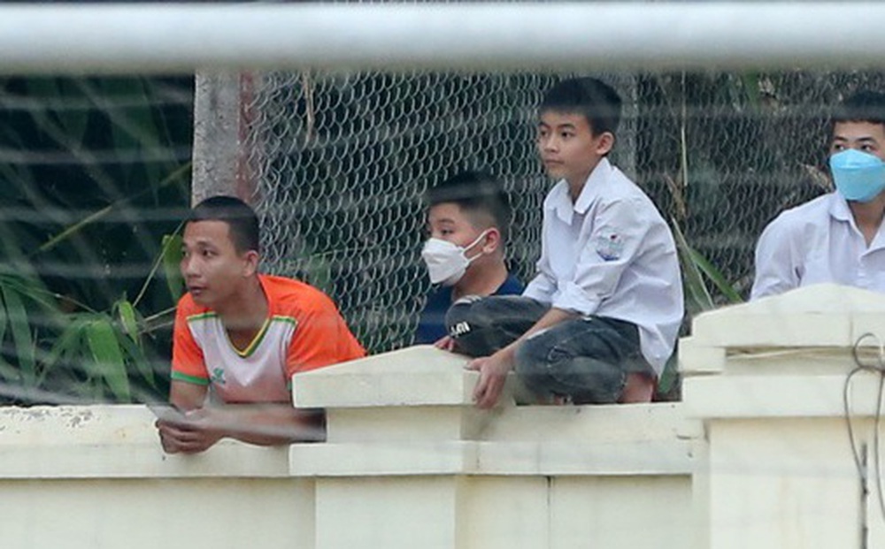 Người dân Phú Thọ trèo tường xem U23 Indonesia tập, chào đón theo cách đặc biệt