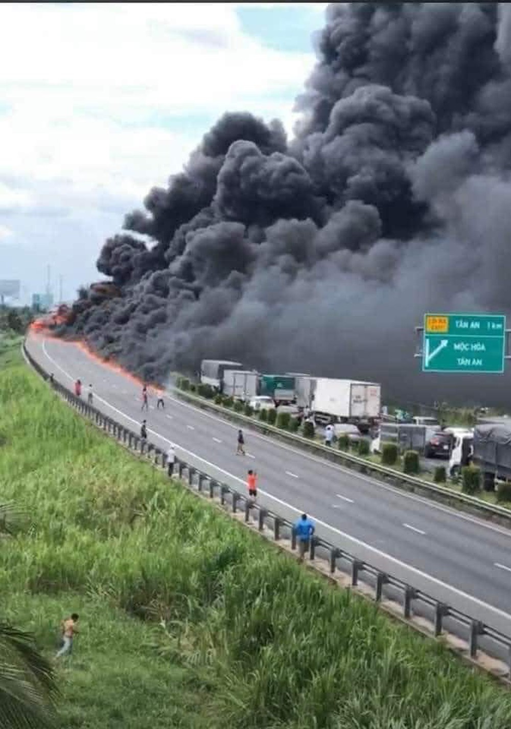 Tài xế hé lộ nguyên nhân vụ cháy xe chở dầu trên cao tốc TP HCM – Trung Lương - Ảnh 1.