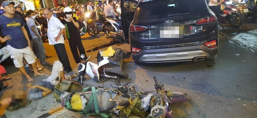 The moment a crazy car hit 10 motorbikes lying around, 4 people were injured on Saigon street - Photo 1.