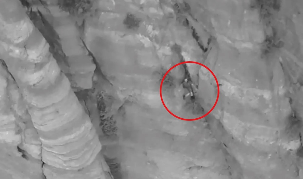 Thót tim người leo núi ngã từ trên cao xuống cố gắng bám vào vách đá để thoát nạn - Ảnh 4.