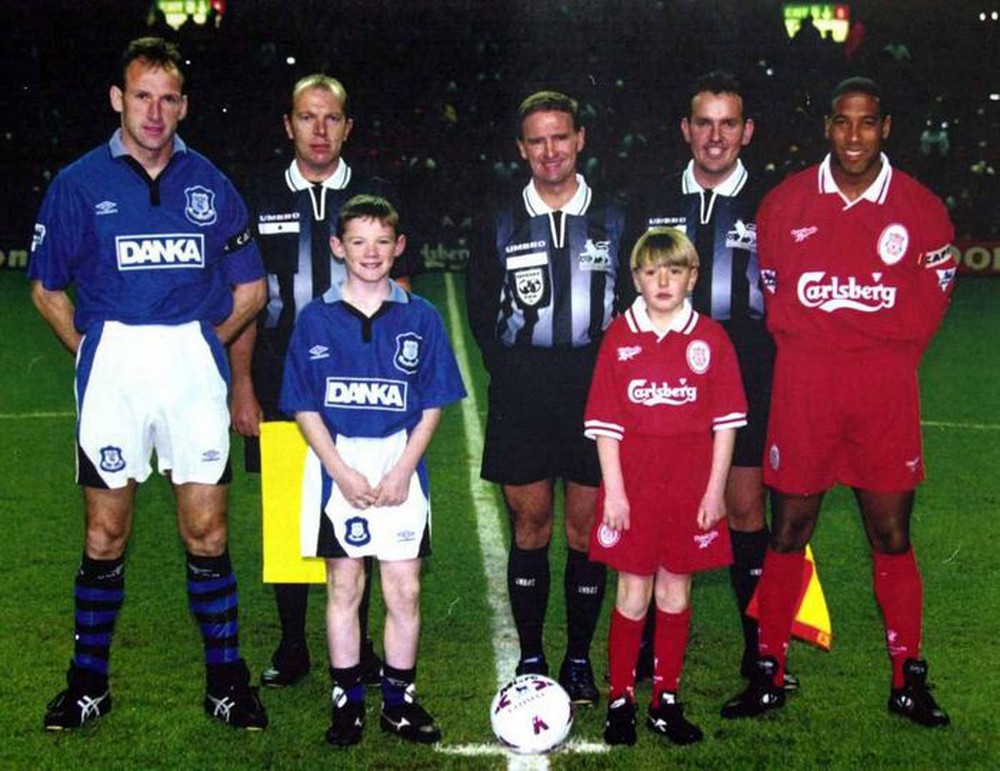 From children doing small things on the field to the hero who made history for football - Photo 1.