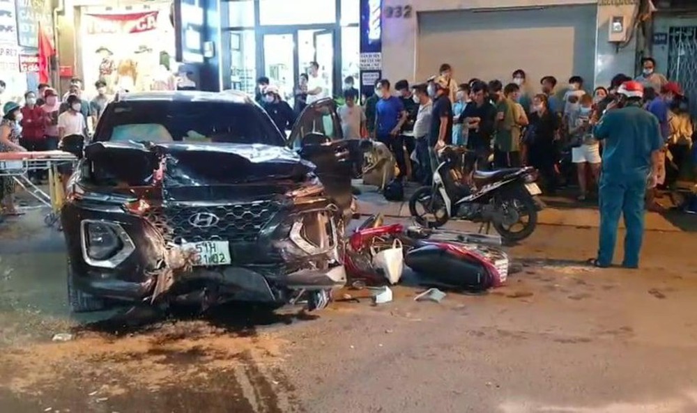 The driver hit 10 motorbikes lying around in Ho Chi Minh City: Because of panic, this afternoon he showed up - Photo 2.
