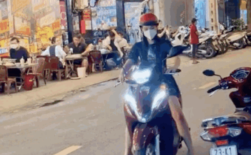 Bắt gặp MC Hoàng Oanh tự lái xe máy rời sự kiện, hình ảnh giản dị đến bất ngờ hậu ly hôn!