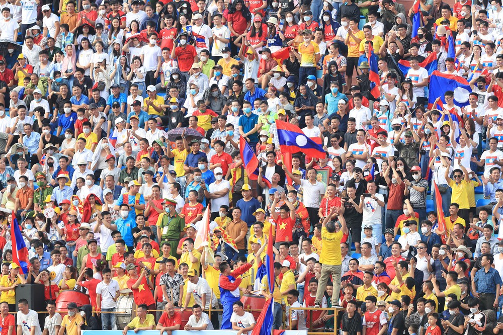 Playing away but like at home, the Lao Football Federation was touched by the support of Vietnamese fans - Photo 1.