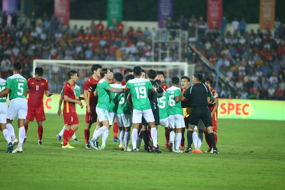 Chinese newspaper: U23 Vietnam started the SEA Games smoothly, but they still faced a big disadvantage - Photo 1.