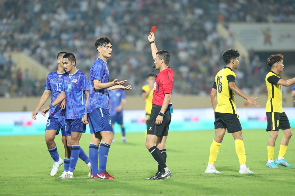 Nhận tấm thẻ đỏ nghiệt ngã, U23 Thái Lan sụp đổ đầy đau đớn trước U23 Malaysia - Ảnh 2.