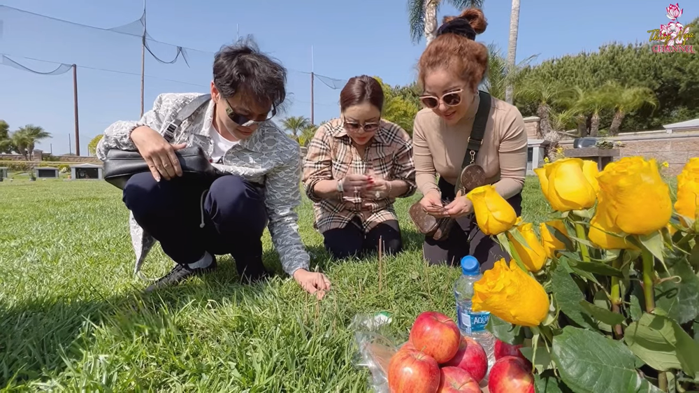 Lê Giang thăm mộ nghệ sĩ Ngọc Đáng: Đứng hát vọng cổ, gợi nhớ lại kỷ niệm khó quên - Ảnh 6.