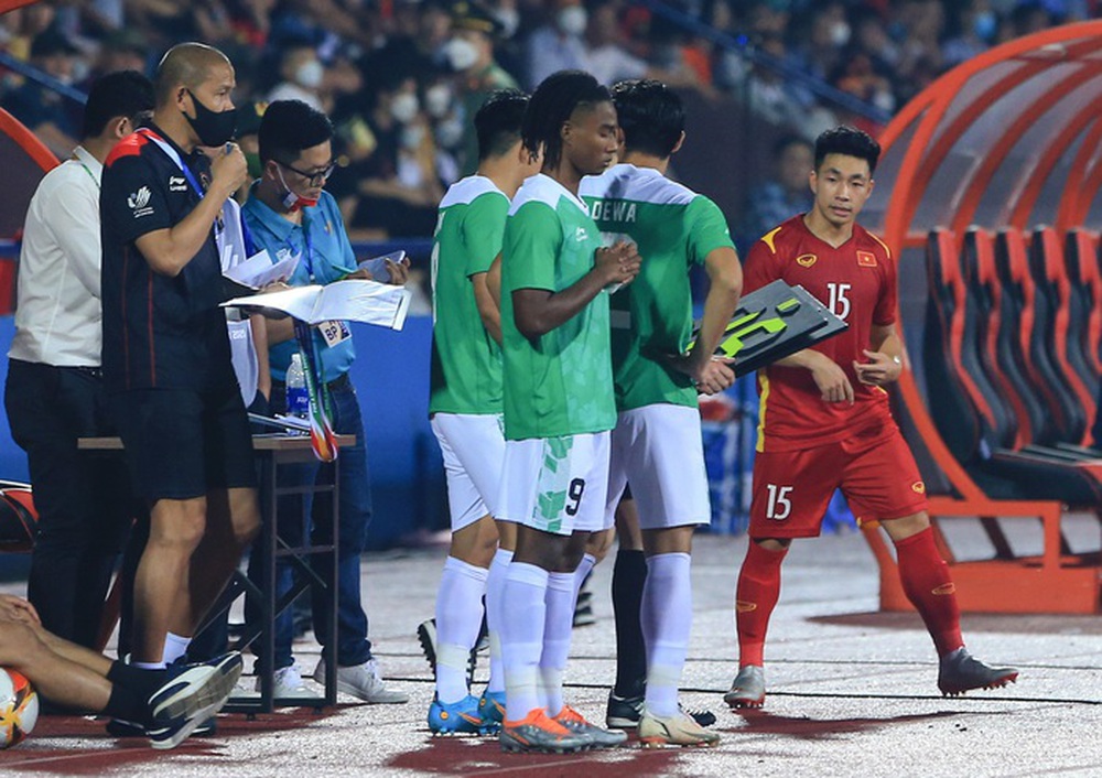 Ronaldo gục đầu thất vọng sau 18 phút thảm họa trước U23 Việt Nam - Ảnh 1.