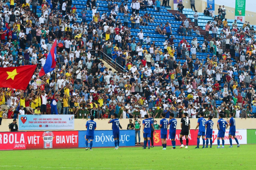 Playing away but like at home, the Lao Football Federation was touched by the support of Vietnamese fans - Photo 2.