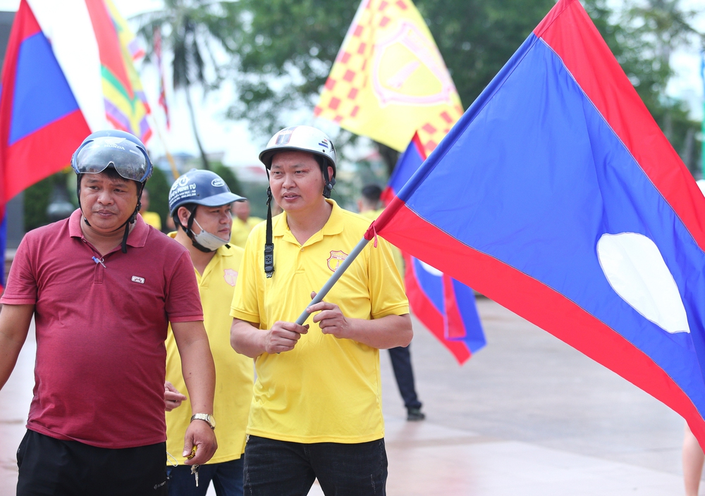 HLV U23 Lào đích thân cảm ơn hội CĐV Nam Định diễu hành ủng hộ ông và các học trò - Ảnh 14.