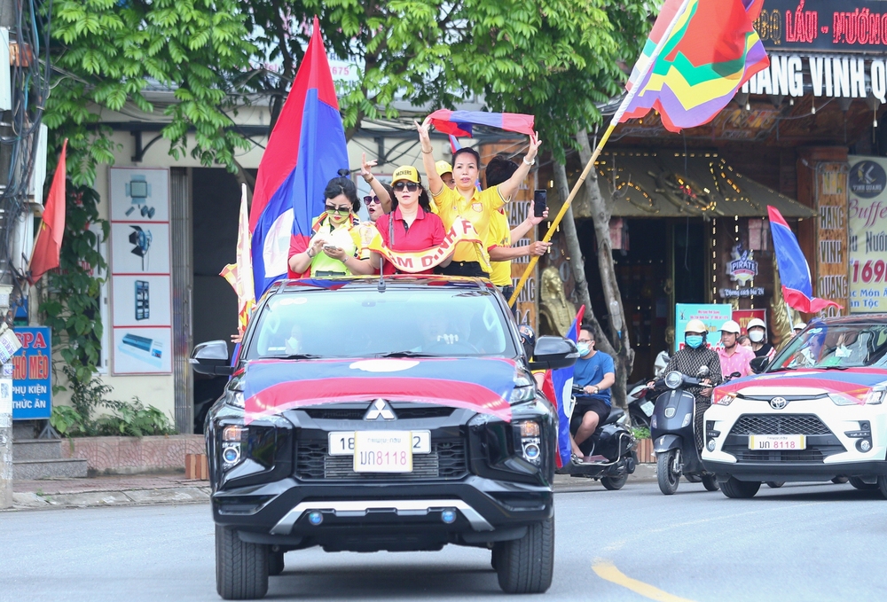 HLV U23 Lào đích thân cảm ơn hội CĐV Nam Định diễu hành ủng hộ ông và các học trò - Ảnh 15.